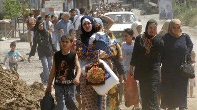 Palestinian residents flee from Nahr al-Bared refugee camp in northern Lebanon