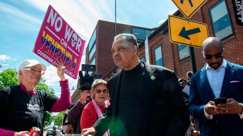 190516014230-embajada-venezuela-washington-toma-activistas-jesse-jackson-pkg-isabel-morales-00004926-full-169