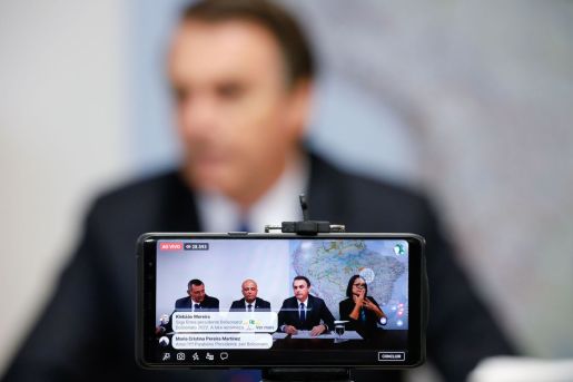 O presidente Jair Bolsonaro faz transmissão ao vivo para rede sociais.