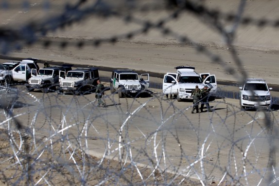 EE.UU. advierte de que volverÌa a recurrir a gas lacrimÛgeno ante migrantes