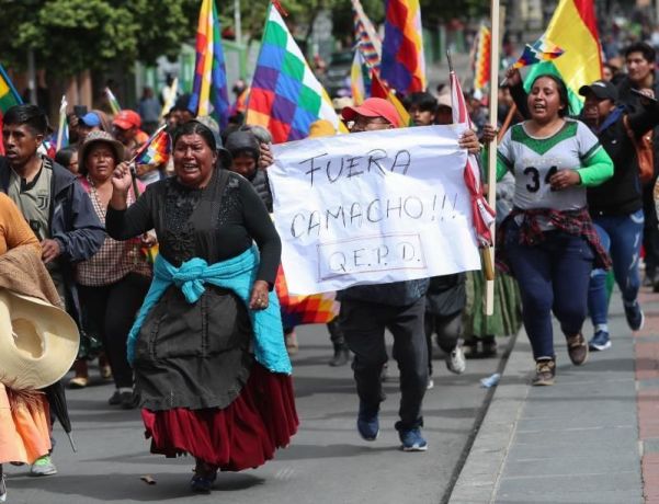 partidarios_del_ex_presidente_de_bolivia_evo_morales_se_manifiestan_hoy_martes_en_la_paz_bolivia_portando_la_whipala_una_bandera_que_representa_a_los_indigenas_del_pais._efe_martin_alipaz