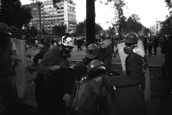 Chile-voluntarios-rescatistas-junto-a-heridos-la-tinta