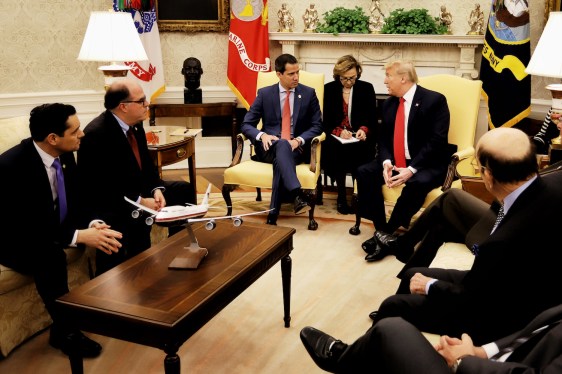 2.-Donald-Trump-y-Juan-Guaido-sostienen-reunion-en-Oficina-Oval_2