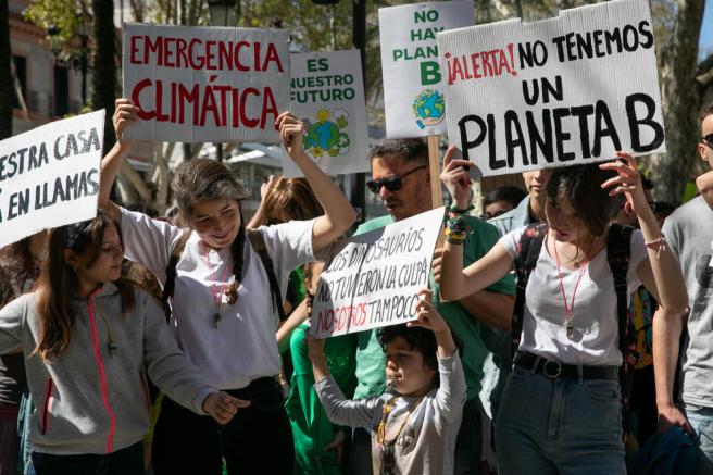 _europapress2001635marchadejvenescontraelcambioclimticobajoellemajuventudporelclimaensevilla_72535a9a