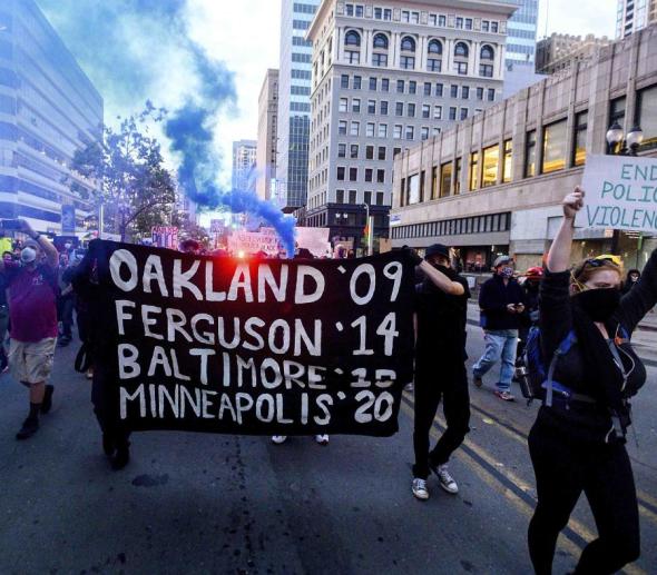 Parte de los manifestantes en California que reclaman el fin de la violencia policiaca tras la muerte de George Floyd. (AP)