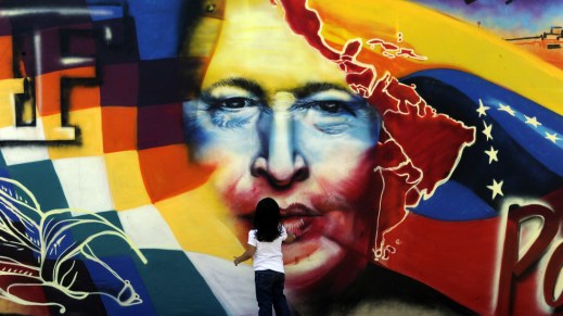 Una-nina-delante-de-un-mural-en-Caracas-que-recuerda-a-Chavez
