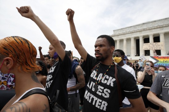 Manifestantes-Monumento-Abraham-Lincoln-Washington_EDIIMA20200606_0549_5
