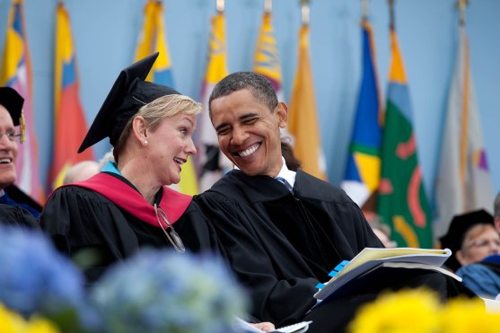 El presidente Barack Obama habla con la gobernadora de Michigan, Jennifer Granholm, durante la ceremonia de graduación de la Universidad de Michigan en Ann Arbor, Michigan, el 3 de mayo de 2010_White Hou