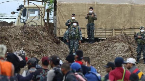 Militares peruanos y migrantes a ambos lados de la frontera_ (1)