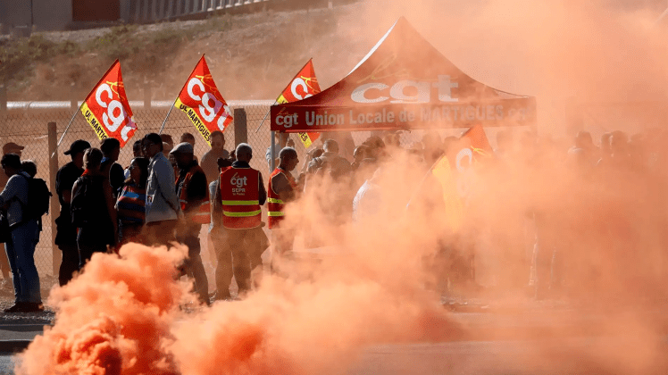1-trabajadores-totalenergies-esso-exxonmobil-lanzan-bomba-humo-colores-protesta_98
