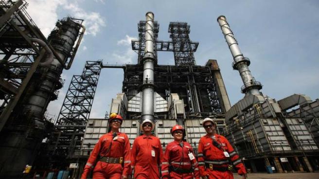 0-PDVSA-Refinery-and-Workers