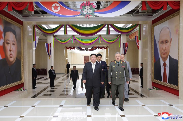 Kim-Jong-Un-se-reune-de-nuevo-con-Sergei-Shoigu-Ministro-de-Defensa-de-Rusia-11 (1)