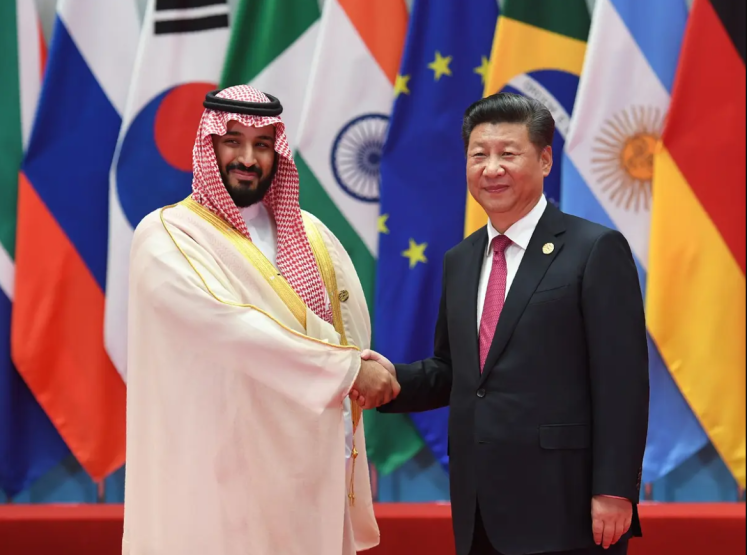 El príncipe heredero de Arabia Saudí, Mohammad bin Salman, estrecha la mano del presidente de China, Xi Jinping, en la cumbre G20 en Hangzhou en 2016