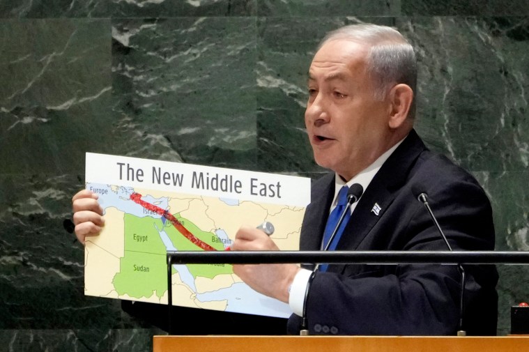 2- Benjamin Netanyahu usa un marcador rojo en un mapa del 'Nuevo Medio Oriente' mientras se dirige al 78º período de sesiones de la Asamblea General de las Naciones Unidas, el viernes 22 de sep
