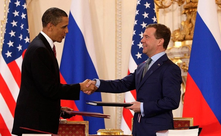 4-Obama_and_Medvedev_sign_Prague_Treaty_2010