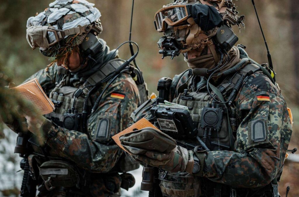 2-Sprechsatz-mit-Gehoerschutzfunktion_Bild_Bundeswehr_Maximilain-Schulz-1024x677
