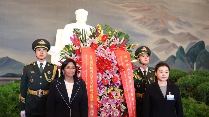 1-#EsNoticia -- Como parte de su visita en la República Popular China, la vicepresidenta Ejecutiva de la R...entó una ofrenda floral en el mausoleo de Mao Zedong, ubicado en la plaza de Tianan